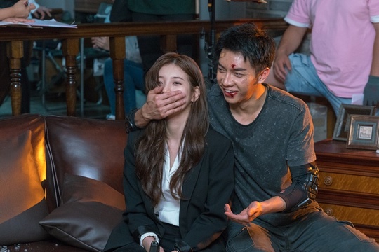 The scene behind-the-scenes cut, in which Actors such as Vagabond Lee Seung-gi and Bae Suzy erupt a friendly teamwork, has been released.SBS gilt drama Vagabond (VAGABOND) (playwright Jang Young-chul, director Yoo In-sik / production Celltrion Healthcare Entertainment CEO Park Jae-sam) is an intelligence action melody that uncovers a huge national corruption hidden in the concealed truth of a man involved in the crash of a private passenger plane.As the time goes by, the company has repeatedly reversal story in the Reversal story, and the last six episodes have surpassed its highest audience rating again, and it is showing a solid move that caught both viewership and topicality.In this regard, the Vagabond Actors are caught up in the characters and are catching the attention of various images enjoying the shooting scene.Lee Seung-gi and Bae Suzy, Shin Sung-rok - Lee Ki-young - Jung Man-sik - Hwang Bo Ra - Shin Seung-Hwan, even though he emits serious eyes like Cameron, What you got.Especially, those who have been living together for a long time for a year or so, together with an overseas rocket to and from Morocco - Portugal, attracted attention by revealing a strong teamwork that encourages, responds and cares for each other.Lee Seung-gi, who plays a big role in the role of Cha Dal-gun, who has to freely perform deep emotional acting from the performance of the high-level action, is putting power on the filming scene by carefully covering everyone in the field with his unique positive energy.Especially, it was a good idea to feel the effort and enthusiasm of the work in a prepared posture to train the physical strength without resting while doing the bare body push-up during the shooting.Bae Suzy is playing a strong but lovely character confession.And he was so affluent that he could hear the joke that If Bae Suzy appears, two more lights are on. He was always smiling with his former actors and staff members and played a role like a fatigue recovery agent.Shin Sung-rok has been a first-class player who always makes the atmosphere of the scene warm and comfortable with the soft and witty Dajeongnam, which is 180 degrees different from the Lee Ki-young actually led the scene with the same adult aspect as the leader of the state affairs, such as advising and advising the various grievances of his juniors.Jung Man-sik, who was shocked by the Reversal Story Billon, which betrays the family of the state, was a playful gesture, unlike the central axis of the conflict in the drama.Shin Seung-Hwan has been excited without losing a good smile with a generous heart as much as a good appearance, and the vitamin Hwang Bo Ra in the field is actually blowing energy like a republican who evokes the atmosphere of the drama.Vagabonds teamwork and Perfect Match Chemie seem to be one of the top elements of the dramas box office, said Celltrion Healthcare Entertainment, a production company. We can also expect future stories that will be more enthusiastic for actors who are immersed in the work.(Photo Provision = Celltrion Healthcare Entertainment)pear hyo-ju