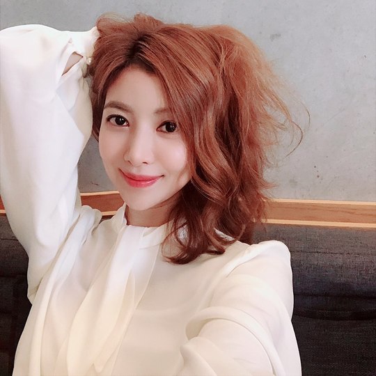 Actor Yoon Se-ah flaunted his visuals duringYoon Se-ah posted a picture on his instagram on October 8 with an article entitled Lets live funny! We are beautiful today! Selfie abandonment!Inside the photo was a picture of Yoon Se-ah taking a selfie photo with her hair swept up; Yoon Se-ah smiles brightly at the camera.Visuals catch the eye during the incredible Yoon Se-ah at 42The fans who responded to the photos responded such as Pretty, It is okay to give up selfie, but it is okay to have a Sister face and It is too shiny.delay stock