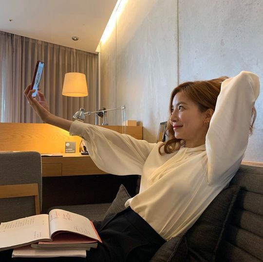 Actor Yoon Se-ah flaunted his visuals duringYoon Se-ah posted a picture on his instagram on October 8 with an article entitled Lets live funny! We are beautiful today! Selfie abandonment!Inside the photo was a picture of Yoon Se-ah taking a selfie photo with her hair swept up; Yoon Se-ah smiles brightly at the camera.Visuals catch the eye during the incredible Yoon Se-ah at 42The fans who responded to the photos responded such as Pretty, It is okay to give up selfie, but it is okay to have a Sister face and It is too shiny.delay stock