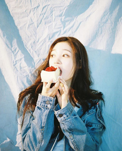 Jung Chae-yeon of group DIA boasted beautiful looks in an extraordinary atmosphere.Jung Chae-yeon posted a photo on his social media on Saturday.In the photo Jung Chae-yeon poses eating cakes: The fashion of Jung Chae-yeon in a blue jacket is fresh.Jung Chae-yeons strange atmosphere catches the eye: Jung Chae-yeons white skin and long hair reveal a pure charm.Jung Chae-yeon has been active in the group DIA in 2015 and has been active in the stage, drama and movies.Jung Chae-yeon took on MC with Song Yoo-bin at the Seoul Music Festival held on the 6th and performed all-round entertainment down capability