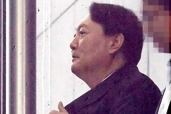 국회 법제사법위원회의 서울고검, 서울중앙지검 등에 대한 국정감사가 열린 7일 윤석열 검찰총장이 대검찰청에서 점심식사를 하기 위해 구내식당으로 이동하고 있다. 연합뉴스