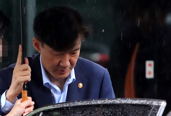 조국 법무부 장관이 출근을 위해 서울 서초구 자택을 나와 차량에 탑승하고 있는 모습. 이날 국감에서는 조 장관 가족에 대한 검찰 수사 적절성을 두고 여야 간 뜨거운 공방이 오갔다.연합뉴스