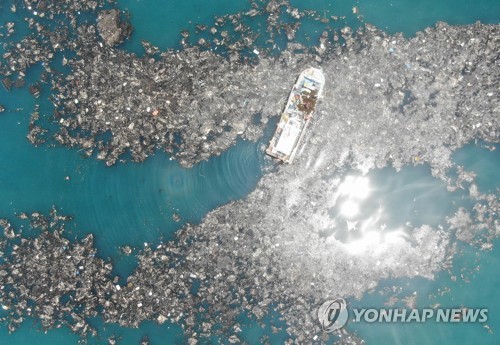2019년 충남 태안군 소원면 앞바다에 떠오른 해양쓰레기 [촬영 이은파·재판매 및 DB 금지]