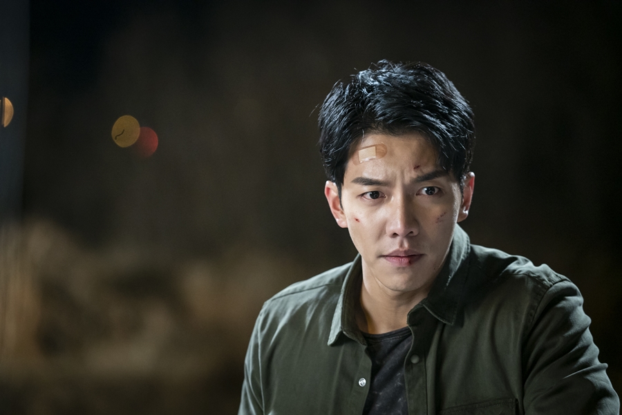 While Vagabond continues its topic of breaking its own highest ratings with its dynamically swirling Kahaani, the anti-war points and questions that pour out as it grows are making viewers sleepless.SBS gilt drama Vagabond (VAGABOND) (playwright Jang Young-chul, director Yoo In-sik / production Celltrion Healthcare Entertainment CEO Park Jae-sam) is an intelligence action melody that uncovers a huge national corruption hidden in the concealed truth of a man involved in the crash of a private passenger plane.As the show continues, Kahaani, who is exciting to attractive characters, and shocking reversals, are getting a favorable response with solid workability.In particular, Vagabond was suddenly in a whirlwind of upheaval, including Cheong Wa Dae, NIS, and John & Mark, who jumped into bidding for the next generation fighter project under the Ministry of National Defense after the fact that Lee Seung-gi was a terrorist attack, not an accident.After the broadcast, I looked at the four questions that have been poured since the disclosure of the car that made the online and overseas infuriated.2. Is Min Jae-sik a shadow of the NIS? What other power is behind it?The NIS shadow in Vagabond has been a person who has been playing a role as a leader by passing various information related to the accident to Jessie Cary (Moon Jung Hee).As the world turned upside down after the last broadcast, Jessie Cary urgently called for shadow, and Min Jae-sik (Jung Man-sik) appeared in front of Jessie Cary.And the civil director tried to kill Chadalgan by using the terrorist group fire, and he showed the NIS shadow mission by reporting the process to Jessie Cary in detail.However, there is a point where Jessie Carry mentioned Shadow that the way of work is quiet and accurate like stealth machines and the personality of Min Jae-sik, which has been seen so far, is somewhat conflicting, and his colleague Kang Ju-cheol (Lee Ki-young), who knows Min Jae-sik well, also asserted that this is not possible without a corner that he believes is smaller than he looks.In addition, Min Jae-sik attacked Gohari (Bae Su-ji), who came to arrest him, and rushed away, and went into a police car sent by someone.Everyone is paying attention to whether Min Jae-sik is really shadowy or where Min Jae-sik is headed by the protection of whom.3. What is the hidden intention of the President and the Prime Minister of the Crocodile and Crocodile Bird?President Jungkook (Baek Yoon-sik) and Prime Minister Hong Soon-jo (Moon Sung-geun) have been together for a long time to remind crocodiles and crocodiles, forming a mutual symbiotic relationship.In particular, Hong Soon-jo is called Hongdosa to Jungkook, and it is indispensable to put out a trick to overcome it every time it is difficult.When Hong Soon-jo revealed to the world that the crash of a civil passenger plane could be a terrorist attack, not an accident due to the disclosure of the car, he said to Jungkook, who is trying to abandon the next-generation fighter bid of John & Mark, Sometimes take the steering wheel.It is good to have a bullet, and it is easy to cut off the tail. They are curious about what desires they have for the next-generation fighter bid, the beginning of all these tragedies, how far they have intervened and how far they know.4. Prince Edward Island Park (Lee Kyung-young), who has been moving quietly, will he start his career on the surface of the water?Prince Edward Island Park is considered another person of interest, making it impossible to guess the inside with quiet movement.Prince Edward Island Park watched the current state of chaos after Cha Dal-geon went to Cheong Wa Dae and disclosure the truth, and questioned the situation with the opposite relaxed comment: Robist does not see weapons and Vic-Fezensac, but person-reports Vic-Fezensac.Also, Lily (Park Ain), who was looking at the dynamics of the car, looked at Prince Edward Island Park, who accidentally discovered, with a hateful expression, I almost became my customer, but I am.It is a very huge son of a bitch. He guessed that the two of them had a bad relationship in the past.Also, Prince Edward Island Park is rushing to solve the case by ordering the NIS to anonymously send a picture that will be the decisive evidence of the intimate relationship between Jessie Cary and Kim Woo-ki.It is noteworthy that he will be on the surface of the water and will show his full-scale action, which has been quietly moved by the attitude of the observer and the curiosity about the identity of Prince Edward Island Park, which is still in many veils.Celltrion Healthcare Entertainment said, The development of the case after the disclosure of Cha Dal-geon is really moving. The future stories are more intense and powerful.We need you to see what inflection points the case will take and go.Netizens are cheering up to the end of the more interesting Vagabond through various SNS and portal sites, a reverse drama beyond the existing reasoning, Sorm!Vagabond Kahaani is chewy, cold eyes, good acting, cool action, and a drama to watch these days, Reversal!Come quickly on Friday. Meanwhile, the 7th episode of Vagabond will be broadcast on October 11th (Friday) at 10 p.m.iMBC Kim Hye-young  Photo Celltron Healthcare Entertainment