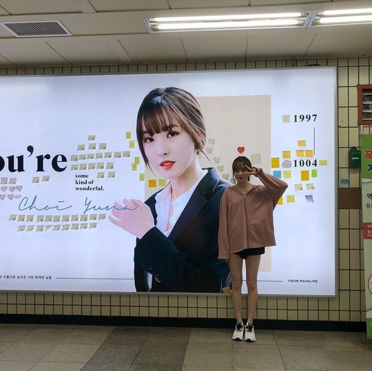Group GFriend member Yuju showed off his outstanding fan love.Yuju posted a picture on the official GFriend Instagram on October 9 with an article entitled Why am I now raising this?Inside the photo was a picture of Yuju standing in front of a Subway billboard presented by fans, who are taking a cute V-pose.Yujus disappearing small face size and slender body captivate the eye.delay stock