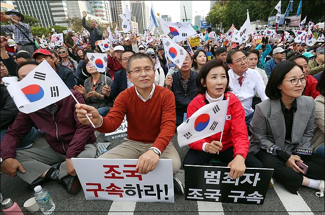 '문재인 하야' 울려 퍼진 광화문 뒤로 하고..한국당
