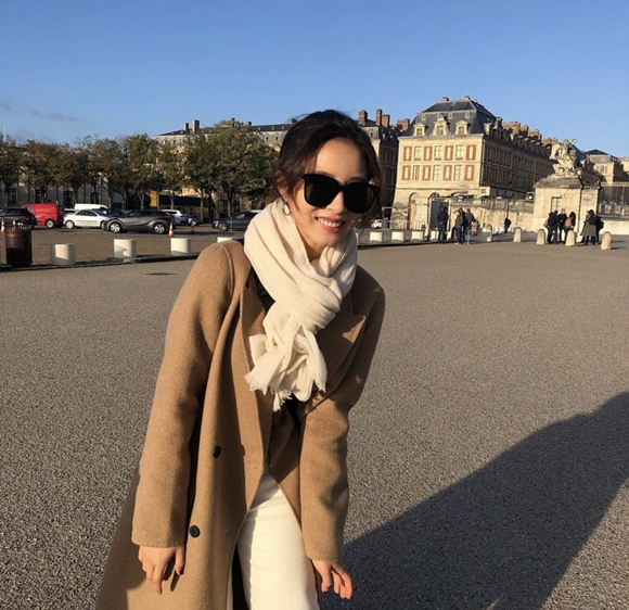 Shin Se-kyung reported on the recent status of France Travel.Actor Shin Se-kyung posted several photos on his SNS on the 10th with an article entitled Cold.Shin Se-kyung in the public photo is enjoying Travel at Versailles Palace.Shin Se-kyung completed her Travel styling with a shawl and winter coat, as felt in the phrase cold.Especially, half of the face was covered with black sunglass, but Shin Se-kyung made a pure atmosphere with a unique smile.On the other hand, Shin Se-kyung played the role of Na Hae-ryung in the drama Na Hae-ryung which was recently concluded.Photo: Shin Se-kyung Personal SNS