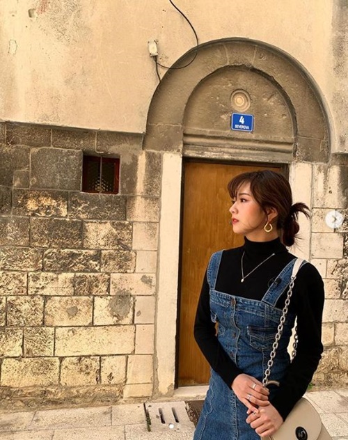 Girl group Apink member Bomi showed off a photo showing off her chic charm.Bomi posted two photos on her instagram on the 9th.Emphasizing her luxury with black hair and neck-polar T-shirts, Bomi added points with gold-colored earrings and necklaces to add perfection to fashion.Also, the doll-like side and sleek nose make Bomis features more prominent.The building with an old atmosphere also plays a part in the luxury of Bomi.Bomi first announced his face in 2011 with the group Apink, who appeared on MBCs Masked Wang, which aired on the 6th, and also danced with member Ha Young and two of the cast members, making headlines.