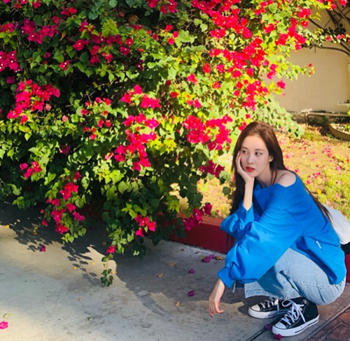 Group Girls Generation Seoul showed off its beautiful visualsOn the 10th, Seohyun posted a picture and article on his Instagram account.In the photo, Seohyun is squatting and holding his chin.In the post, Seohyun greeted his fans with the article For u.Seohyun, who debuted to the 2007 Girls Generation single album The World I Meet Again, has recently appeared in MBC drama Time and is establishing his position as an actor.