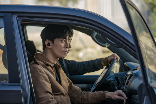 The Morocco The Dream Team, which is a part of Shin Sung-rok - Shin Seung-Hwan, including Vagabond Lee Seung-gi and Bae Suzy, creates another thrill with each isolation action.SBS gilt drama Vagabond (VAGABOND) (playwright Jang Young-chul, director Yoo In-sik / production Celltion Healthcare Entertainment CEO Park Jae-sam) is an intelligence action melody that uncovers a huge national corruption hidden in the concealed truth of a man involved in the crash of a civil-port passenger plane.The last six episodes have surpassed its own highest ratings, and as the episode continues, it has been gathering attention with the full-scale Sherlock Disease-Inducing Drama, which invokes viewers reasoning, while releasing a solid story that reverses the reversal.Above all, in the last 6th episode, after Cha Dal-gun escaped from the threat of death posed by the NIS, Min Jae-sik (Jung Man-sik) was revealed to be the outspoken leader of John & Mark, chasing along with NIS agents such as Kitaewoong (Shin Sung-rok), Kang Ju-cheol (Lee Gi-young), Hwang Hwa-sook (Hwang Bo-ra), and Kim Se-hoon (Shin Seung-Hwan). The chase was pictured in the blow of the chase.In this regard, the The Dream Team, which is accompanied by Vagabond Lee Seung-gi and Bae Suzy, Shin Sung-rok and Shin Seung-Hwan, is overwhelmed by the release of the group Action scene, which feels urgent in Morocco.Morocco Street, where there are many shabby buildings in the play, a few cars are tangled and a lot of explosions are heard here and there, and four people including Cha Dal-gun, Gohari, Kitaoong and Kim Se-hoon are caught up in a situation.The car is sitting in the drivers seat of the taxi with a nervous expression, and the confession is urgently pointing at someone.And Kiwooong looks intently focused on the words from the receiver in his ear, and Kim Se-hoon is shooting at the bullets pouring into his face without worrying about the wounds on his face.Indeed, the question is what kind of Danger the people who have colluded for the truth search, including the civilian Cha Dal-gun, the Black Agent Gohari, the inspector team leader Taewoong, and the inspector Kim Se-hoon, will face in Morocco, and how they will get through this Danger.Lee Seung-gi - Bae Suzy - Shin Sung-rok - Shin Seung-Hwan s Each Interaction scene was filmed in Morocco for several days.The tension in the field was higher than ever, as many actors had to join together for the first time, as well as a large-scale action scene to complete the car bombing scene and shooting scene with a number of local staff and actors. Actors listened to director Yoo In-siks directing, checked their movements, carefully checked the scripts, and rehearsed constantly.Moreover, those who have accumulated a thick friendship with Morocco for about two months in the Morocco area have demonstrated a sticky teamwork that adds affection and enthusiasm for the work, and finished shooting with a single stroke, creating another legend group action scene.Even though it was never easy to shoot thanks to Actors who are as good as in Drama, we were able to finish it safely, said Celltrion Healthcare Entertainment, a production company. We want you to check on the reason why those who have been together to find the truth had to leave for Morocco again through the next seven episodes.kim myeong-mi