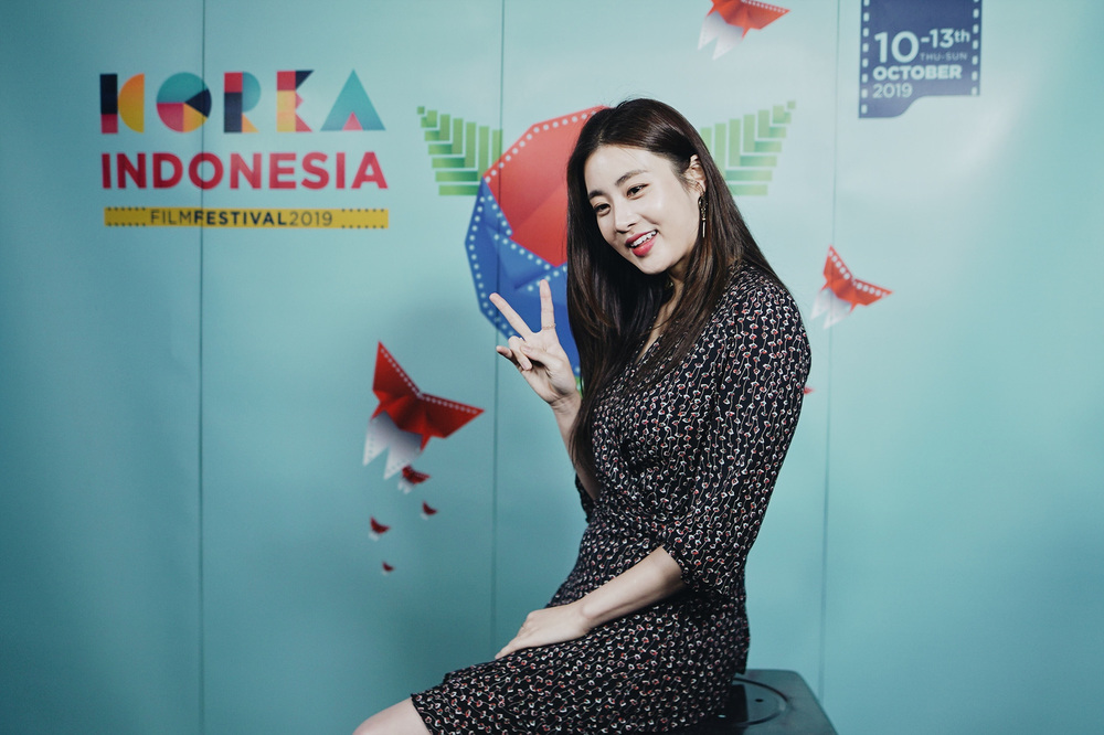 CJ CGV will set up a cultural exchange place from Indonesia to Korea.CJ CGV (CEO Choi Byung-hwan) announced that it will hold the 10th Korea-Indonsia Film Festival (hereinafter, Han-Inni Film Festival) in Indonesia for four days from October 10 to 13.The Han-Inni Film Festival will be held at five regional CGVs, including the capital Jakarta, Bandung, Jakarta, Medan and Surabaya.Actor Kang So-ra will attend the event this year as a public relations ambassador and will be honored.The Inni Film Festival is an event hosted by the Embassy of the Republic of Korea in Indonesia and co-hosted by the Indonsia Korea Cultural Center and CJ CGV.K-pop, K-drama, and K-drama, which are popular in Indonesia, are introducing Korean Wave culture through the Sponge on the Run. Every year, famous local producers and actors and other film industry officials are attending and gathering topics.This years film festival will feature 15 new Korean films including The Bad Guys: The SpongeBob Movie: Sponge on the Run, Exit, Taja: One Eyed Jack, Extreme Job, Girl Cops, Lion, Parasite, Devil War, and Battle of Bongo-dong.Five Indonesia films, including Keluarga Cemara, Dua Garis Biru, Sunyi, and Dylan 1991, will also be on the screen.At the eve event held at Jakarta CGV Grand Indonesia (GI) on October 9, CJ ENMs local version of Indonesia, Bebas, and the original film Sunny, were screened simultaneously.Actor Kang So-ra and Actors starring Bevas, who played the role of Hachunhwa in the movie Sunny, had a meaningful time to meet with the audience and watch movies and talk about movies.Actor Kang So-ra, a public relations ambassador for this event, said, It is an honor to meet the fans of Indonesia who love Korean movies so close. Sunny was remade and released in Indonesia, but I am proud and happy because it is a work that has been loved so far.I hope that the collaboration of Korean and Indonesias cultural contents will be actively carried out through good works in the future, and I will try to make more diverse and new contents more affectionate overseas, he said.The opening ceremony, which will be held at 7 p.m. on Oct. 10 (local time), will be attended by Ambassador Kim Chang-beom of Indonesia Korea, Chairman of the Creative Economy Committee of Triawan Munaf, and major officials from the Indonesia government and the film industry.bak-beauty