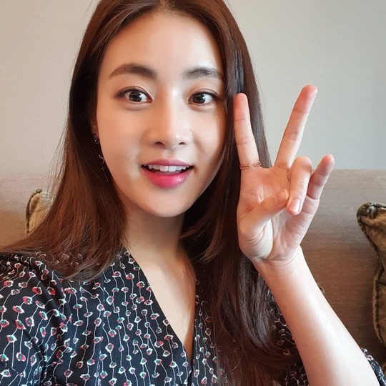 Actor Kang So-ra showed off her extraordinary beautiful looksKang So-ra posted three photos on his Instagram on October 10.The photo is Kang So-ras selfie. Kang So-ra poses cute V-posing toward the camera and emits a unique lovely charm.Kang So-ras superior goddess visual, which ignores the importance of angles, attracts attention.Park So-hee
