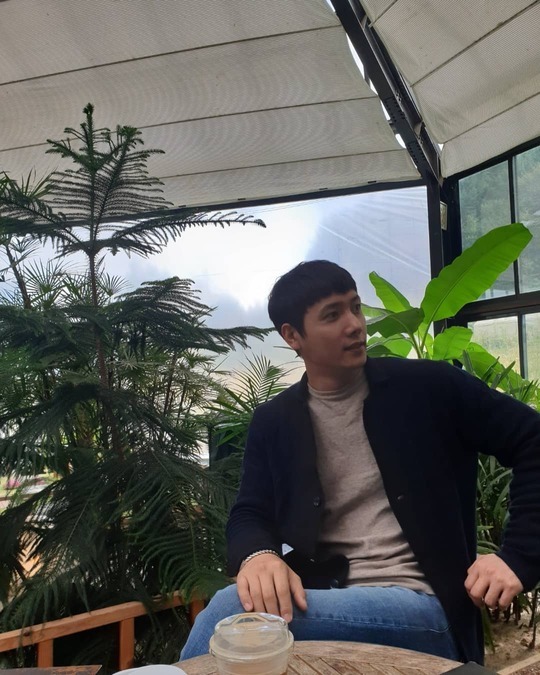 Actor Lee Sang-woo showed off his warm visualsLee Sang-woo posted three photos on his Instagram on October 10.Lee Sang-woo in the public photo is posing indifferently with his sculptural appearance.On the other hand, the ensuing photo shows Lee Sang-woo, who is showing a naughty face and has a playful look.Park So-hee