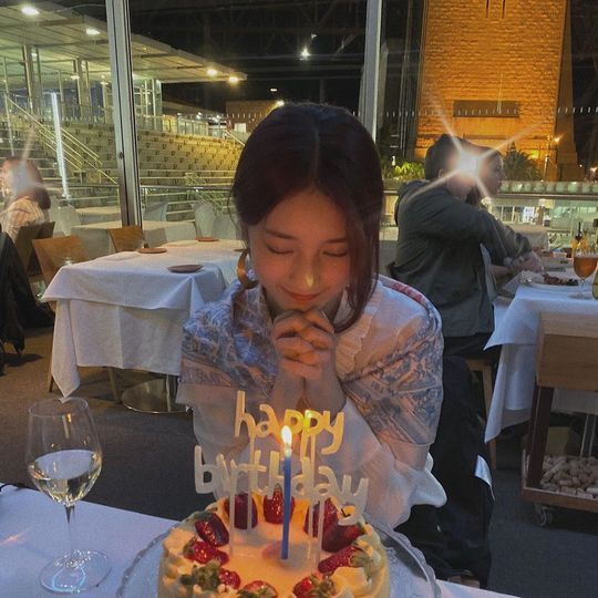 Birthday Celebratory photo as Bae Suzy Donates 100 Million won for Incurable Diseases for BirthdayThis was released.Bae Suzy wrote on her Instagram account on October 10: Thank you all the fans for celebrating your birthday, Im so happy now.I love you (Thank you all my fans for my congratulating my birthday. im happy now www.tooooooo.Love yaaaa) with a birthday cake Celebratory photohas released the book.Bae Suzy, who looks like she is closing her eyes in front of a candle-lit cake and wishing, is beautiful.pear hyo-ju