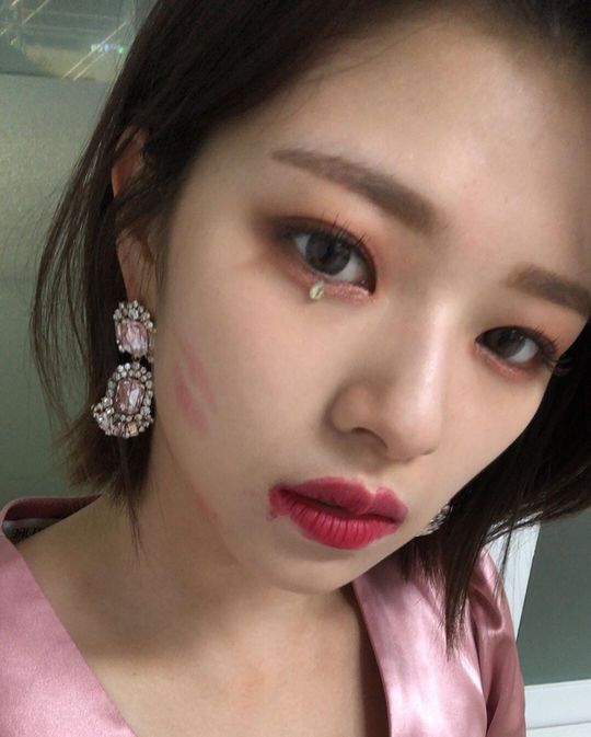 TWICE Jingyeon has expressed his feelings for the top M Countdown.TWICE Jingyeon released several selfies on October 10 through TWICE official Instagram.Along with the photo, Jingyeon wrote, Once was Sui Gu and I had a lot of trouble ~ Thank you for the first place today ~ Thank you again.TWICE won first place in Mnet M Countdown which was broadcast on the afternoon of this afternoon, defeating Exo Chen with Feel Special.pear hyo-ju