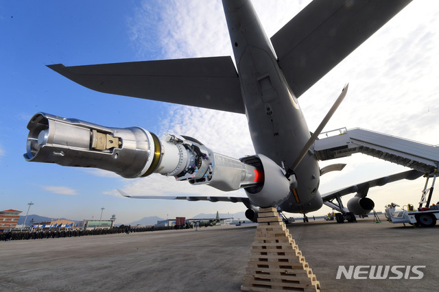 【서울=뉴시스】 사진공동취재단 = 지난 1월30일 공군 김해기지에서  KC-330 공중급유기 전력화 행사가 열렸다. 사진은 공중급유기의 플라잉 붐. 2019.01.30.    photo@newsis.com