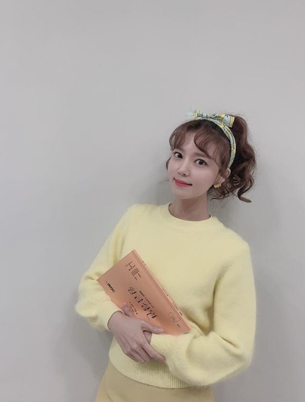 Actor Si-a Jeong showed off her fresh visualsSi-a Jin posted a picture on his Instagram account on the 10th with an article entitled Last Set Record.Si-a Jin in the public photo is looking at the camera with a script. Si-a Jin is wearing a yellow costume and showing off fresh visuals.Meanwhile, Si-a Jing is appearing on MBC special project Golden Garden.Photo: Si-a Jin Instagram