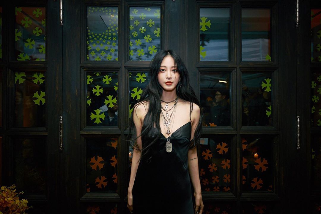 Actor Han Ye-seul showed extraordinary fashion digestion power.On the 10th, Han Ye-seul posted a picture on his Instagram.Han Ye-seul, who attended a 10th anniversary event of a fashion brand in Korea, wore a black slip dress and layered several necklaces.Han Ye-seul hung out his long black hair and wore red lipstick.MBC entertainment Sister Rice Long starring Han Ye-seul is scheduled to be broadcast on November 4th.Photo = Han Ye-seul Instagram