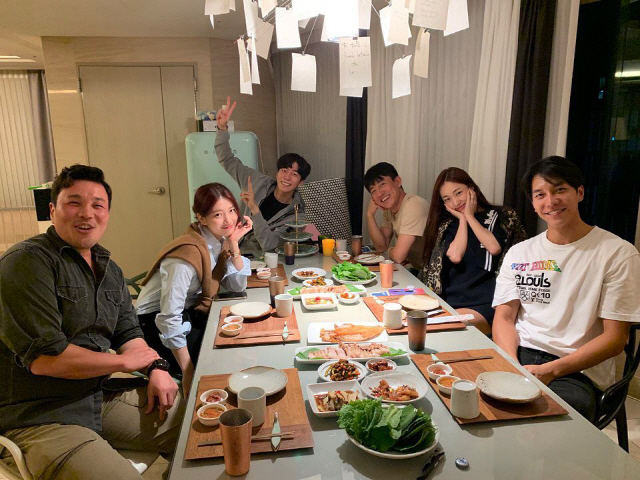 The Vagabond Actors united in one place.Shin Sung-rok wrote on his Instagram account on Wednesday: We are preparing to watch the group with a win-win invitation, too, this Actor.I posted several photos with the article Vagabond please use the main room. The photo shows Bae Suzy, Shin Sung-rok, Jang Hyuk Jin, Shin Seung Hwan and Park Ain who gather at Lee Seung-gis house and have a good time.Actors gathered in one place wait for Vagabond shooter and create a cheerful atmosphere.Meanwhile, SBS gilt drama Vagabond is broadcast every Friday and Saturday at 10 pm.