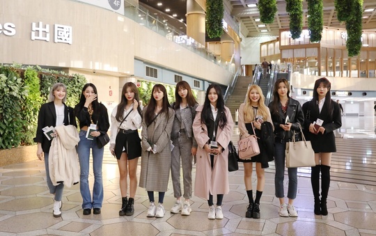 Singer So-hee (real name Kim So-hee) will perform her first activity after joining the girl group Nature (NATURE).Girl group Nature (Princess Aurora, Saebom, Roux, Chavin, Ha Roux, Roha, Rape, Sunshine, So-hee) visited Incheon International Airport on October 11 to digest overseas schedules.Among them, the first group photo of Nature with the newly joined member So-hee attracted attention.Nature focused attention on the fashion sense that the autumn atmosphere felt, and the new member So-hee winked at the camera and showed a dainty pose with a index finger on his chin.So-hee, who has shown no awkwardness at all visually as well as chemistry with Nature members, will conduct various overseas media interviews through this first group schedule.Expectations are high for Natures future move, which has been restructured into a nine-member team.Nature debuted last year with Allegro Cantabile, and showed an endless concept digestion with an extraordinary image transformation with the title song Im So Pretty, the first mini album of this summer.hwang hye-jin