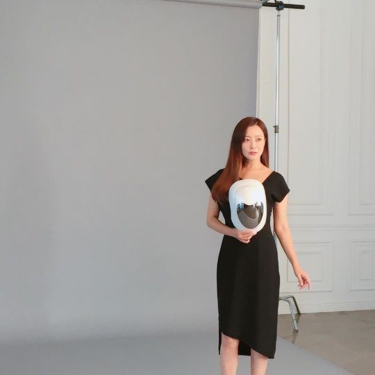 Actor Kim Hee-sun has unveiled the scene of the ad shoot.Kim Hee-sun posted a picture on his instagram on October 11 with an article entitled pink pink my love pink.The photo shows Kim Hee-sun in a pink suit; Kim Hee-sun is keen on filming the ad.Beautiful looks catch the eye while Kim Hee-suns 43-year-old is incredibledelay stock
