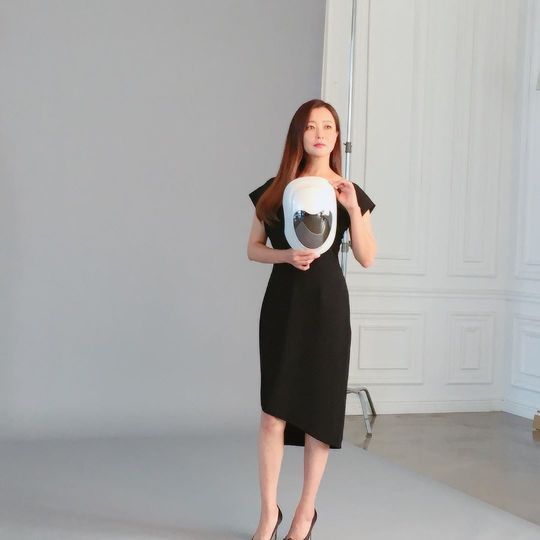 Actor Kim Hee-sun has unveiled the scene of the ad shoot.Kim Hee-sun posted a picture on his instagram on October 11 with an article entitled pink pink my love pink.The photo shows Kim Hee-sun in a pink suit; Kim Hee-sun is keen on filming the ad.Beautiful looks catch the eye while Kim Hee-suns 43-year-old is incredibledelay stock