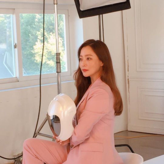 Actor Kim Hee-sun has unveiled the scene of the ad shoot.Kim Hee-sun posted a picture on his instagram on October 11 with an article entitled pink pink my love pink.The photo shows Kim Hee-sun in a pink suit; Kim Hee-sun is keen on filming the ad.Beautiful looks catch the eye while Kim Hee-suns 43-year-old is incredibledelay stock