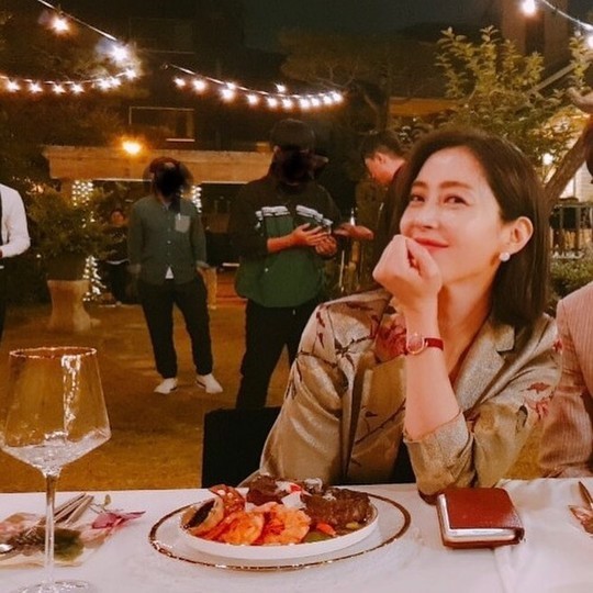 Actor Song Yoon-ah and Son Ye-jin boasted an unexpected friendship.Song Yoon-ah posted three photos on October 11th on his personal Instagram with an article entitled Friend keeps leaving pictures.In the photo, Song Yoon-ah is eating outdoors in a jacket with colorful roses.Song Yoon-ah boasts beauty that is not pushed by colorful clothes.You can predict that you are shooting with a camera tripod and a Jimmy house behind a photo posted by Song Yoon-ah.In a post by Song Yoon-ah, Actor Son Ye-jin left a comment saying: Im so looking at you.So Song Yoon-ah also left a cute emoticon with the article I and I also.The friendship between Song Yoon-ah and Son Ye-jin, which is a good thing, has been warm.Choi Yu-jin