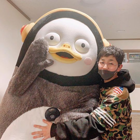 Rapper DinDin reveals Fan heart for PengsooDinDin wrote on his Instagram account on October 11, I met Pengsoo Chan, Thorn!!!!!!!!!!!!!!!!!!!!!I want you to come out with my brother Radio. Inside the picture was a picture of DinDin embracing Pengsoo, who is staring at the camera in a mask; DinDins warm visuals catch the eye.delay stock