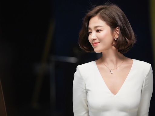 Song Hye-kyo has been focusing on overseas activities without showing up in the official domestic appearance since he divorced Song Joong-ki.Meanwhile, Song Hye-kyo is considering the movie Anna (director Lee Ju-young) as his next film after the TVN drama Boyfriend, which ended in January.