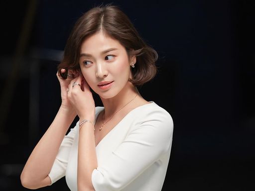 Song Hye-kyo has been focusing on overseas activities without showing up in the official domestic appearance since he divorced Song Joong-ki.Meanwhile, Song Hye-kyo is considering the movie Anna (director Lee Ju-young) as his next film after the TVN drama Boyfriend, which ended in January.