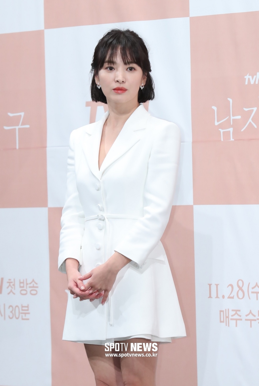 Actor Song Hye-kyo will be on the official list for the first time in Korea after his divorce.Song Hye-kyo will attend the event at 2 pm on the 17th at the Avenue Ell, the head office of Lotte Department Store in Sogong-dong, Jung-gu, Seoul.On this day, Song Hye-kyo attends a luxury jewelery brand photo call, which is the ambassador to Asia, and boasts an elegant charm.This is the first time that Song has appeared in the domestic public since her divorce from Song Jung-ki in July. Song Hye-kyo has focused on overseas activities since the divorce settlement was established in July.Song Hye-kyo, who has boasted more beautiful beauty around China and Monaco, is also interested in what he will look like in his long-time domestic official appearance.Song also resumed SNS activities that had recently stopped due to divorce, and released several photos of her photos on her Instagram page, revealing her recent welcome to fans.In addition, Song Hye-kyos Fever Day was reported to have taken short-term art school courses in New York, USA, where he visited Fashion Week.=