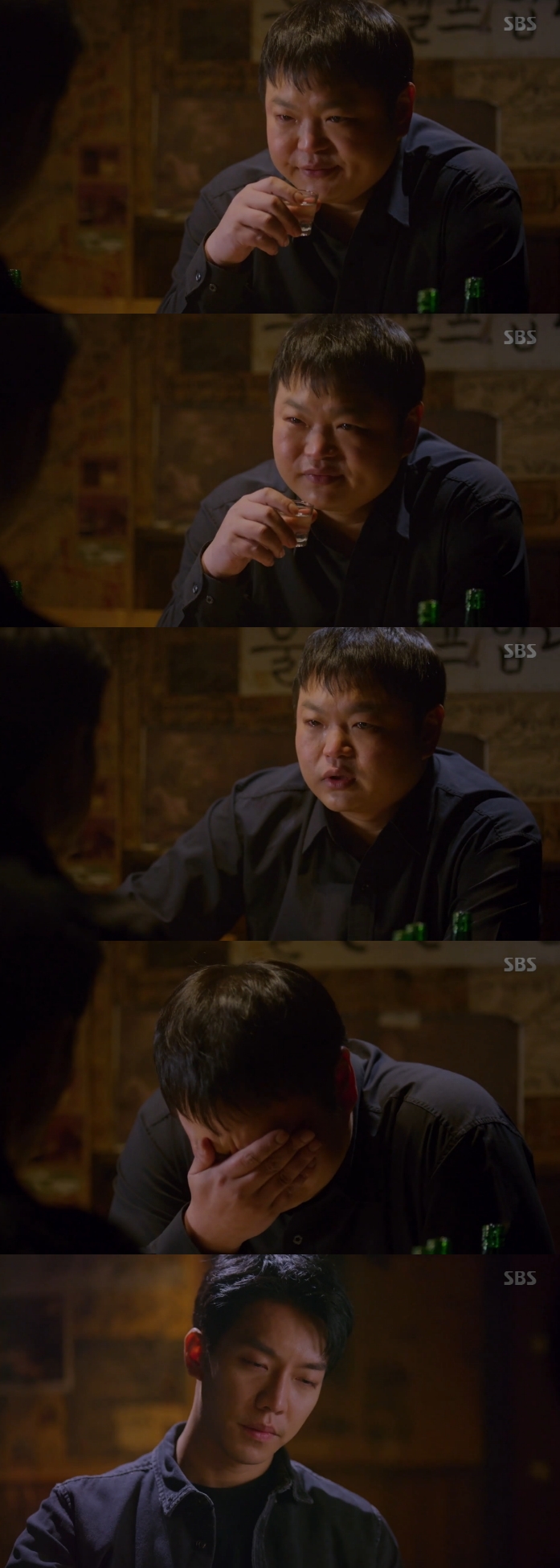 Ko Kyu-Phill of Vagabond fizzled in front of Lee Seung-giIn the 7th episode of SBSs gilt drama Vagabond, which was broadcast on the 11th, Cha Dal-gun (Lee Seung-gi) and Night Light Productions (Ko Kyu-Phill) met and were shown tipping their glasses.Night Light Productions then said: If you dont drink, you sleep on the seal. Its hard to go home with your mind. When will we be okay?The government treats us as children who have abandoned us, he said.Night Light Productions continued, But if Im okay, I feel sorry for my wife. I miss you. Take me.=