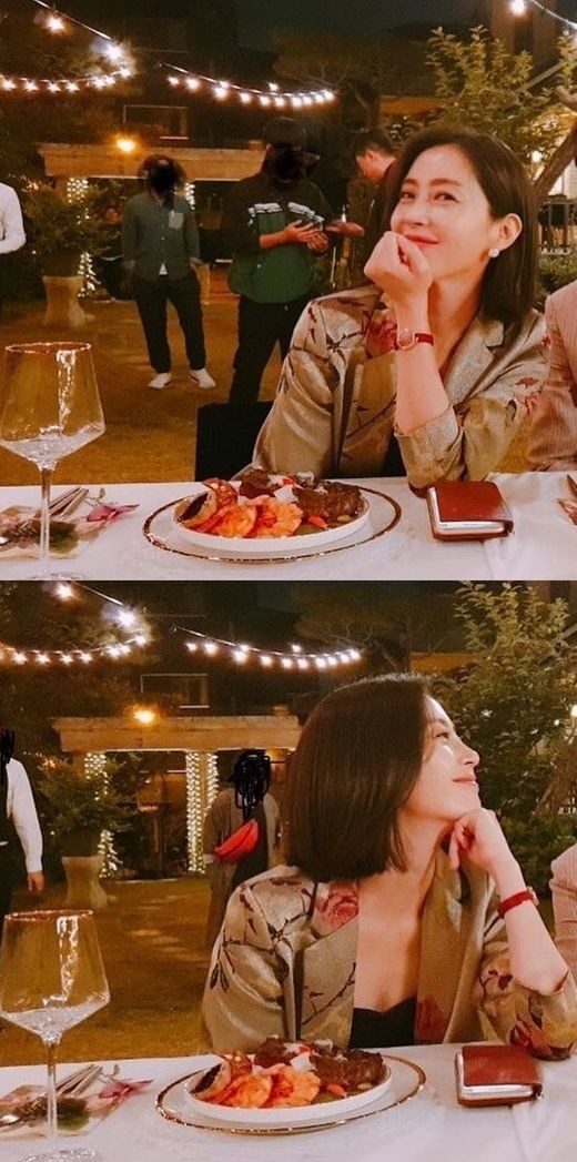 Smooth Smile is enough. Actor Song Yoon-ah has released a recent photo of the glamorous charm.Song Yoon-ah posted three photos on his Instagram on the 11th with an article entitled Friend keeps leaving pictures.Song Yoon-ah in the photo is looking at the camera and is making a subtle Smile.The one-headed man made the 47-year-old sound as a beautiful look during a glamorous period.In the following photos, the three-dimensional sidelines were revealed and the netizens focused their attention.