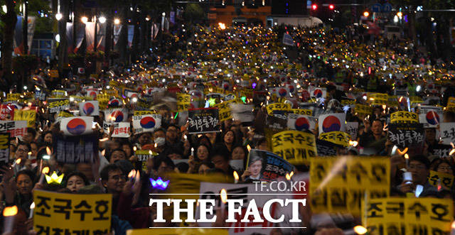'제9차 사법적폐 청산을 위한 검찰 개혁 촛불 문화제'가 12일 오후 서울 서초구 서초역 사거리에서 열려 많은 시민들이 집회에 참석한 가운데 검찰 개혁을 촉구하는 구호를 외치고 있다. /임세준 기자