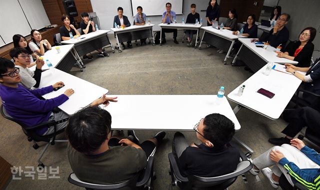 한국 농인 교육의 실태에 대해 이야기를 나누기 위해 지난달 16일, ‘정체성을 상실한 농교육ㆍ농학교 바로 세우기 운동’ 구성원 20여명이 서울 중구 한국일보사에 모였다. 한 학부모는 “전문적인 농학교에 보낸 게 아이를 위한 길인 줄 알았는데, 농인 교육의 실상을 알고 나서 국가에 손해배상이라도 청구하고 싶은 심경”이라고 호소했다. 고영권 기자