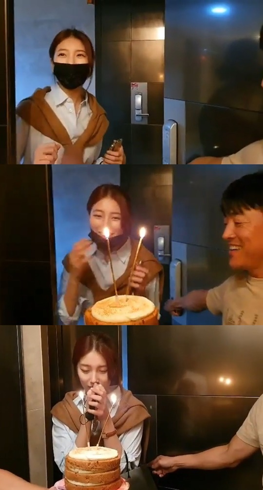 Bae Suzy reveals the scene of birthday party with Vagabond ActorsSinger and Actor Bae Suzy said on October 11th, We all gathered to take the SBS gilt drama Vagabond and take a surprise birthday party.I am impressed and posted a video with the phrase.In the video, Vagabond Actors such as Lee Seung-gi and Shin Sung-rok are handing cake to Bae Suzy.Bae Suzy gave a startled look but showed gratitude by praying.han jung-won
