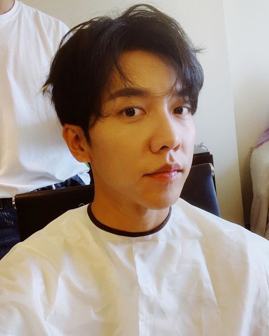 Singer and actor Lee Seung-gi boasted a warm visual.Lee Seung-gi posted a picture on his Instagram on October 12 with an article entitled Preparing.Lee Seung-gis self-portrait is a self-portrait of Lee Seung-gi, who is staring at the camera with his eyes full of sculpture.Lee Seung-gi, who shows off his extraordinary atmosphere despite the lack of makeup and hair, snipers the hearts of fans.Park So-hee