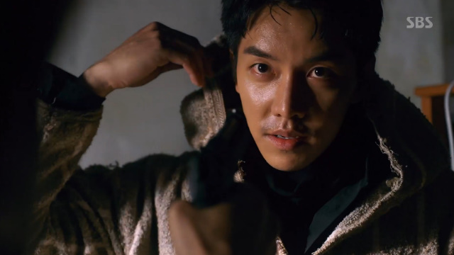Vagabond Lee Seung-gi, who caught Jang Hyuk-jin as Body...face to face with Shin Sung-rok Lee Seung-gi and Shin Sung-rok face each other for the first time.In the 8th episode of SBS gilt drama Vagabond (playplayplay by Jang Young-chul, Jung Kyung-soon/directed by Yoo In-sik), which was broadcast on October 12, Lee Seung-gi caught Kim Woo-ki (played by Jang Hyuk-jin) with his bare body.The NIS drones discovered a place where Kim U-gi was supposed to be hiding. When he saw Kim U-gi pointing a gun at him, he said, Can we just say Korean?Mr. Kim, he said.Cha Dal-gun fought and overpowered Kim U-gi, when local Moroccan police officers stormed in and arrested Cha Dal-gun and Kim U-gi.Gi Tae-woong (Shin Sung-rok), who arrived late, found the two.Gi Tae-woong was asked, Why are you here? Who sent you? And Cha Dal-geon confronted, I came to my money to catch the man who killed my nephew, but is there a problem?Lee Ha-na