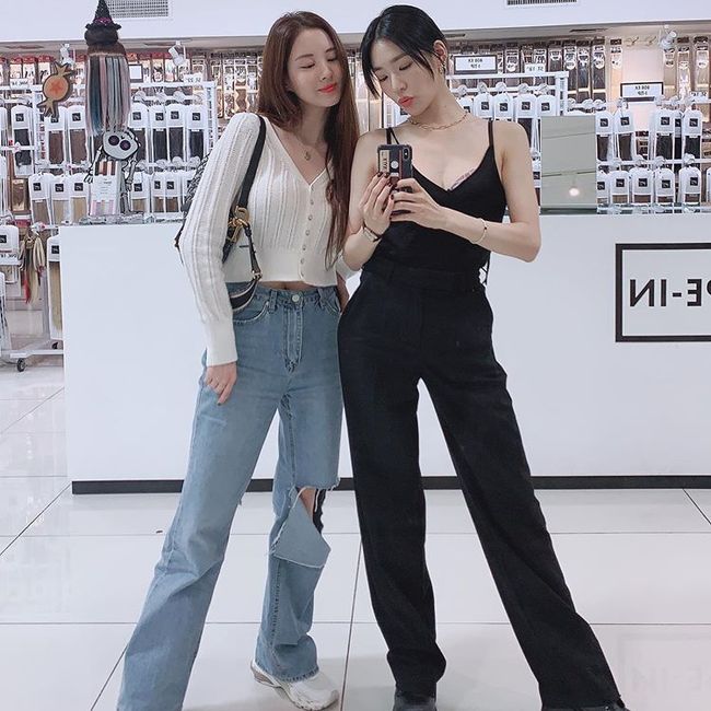 Group Girls Generations Seohyun and Tiffany have released two shots in a long time.Seohyun posted a picture of her instagram with Tiffany on the 12th with an article called Love sis.In the public photos, Tiffany and Seohyun are posing together in a store.Tiffany and Seohyun, who showed their individuality in white and black costumes, captivated their fanship by showing off their extraordinary beautiful looks and ratios.Meanwhile, Seohyun is reviewing his next work, and Tiffany has transformed into a solo singer and is actively performing at home and abroad.Seohyun Instagram