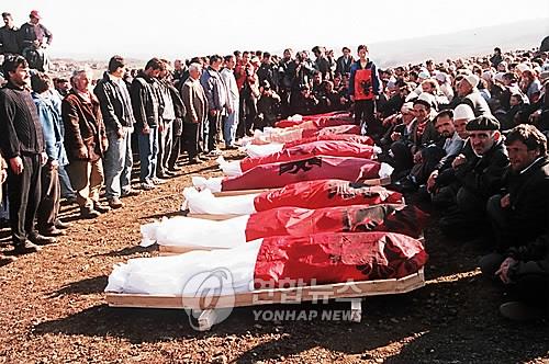 코소보에서 학살된 알바니아인 장례식[연합뉴스 자료사진]