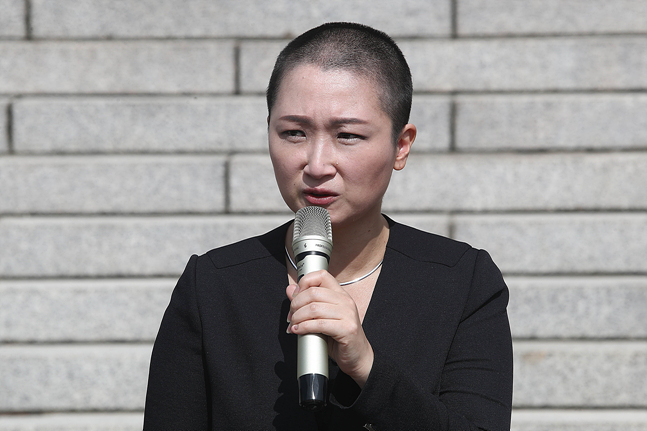 이언주 무소속 의원이 지난달 10일 국회본청 계단 앞에서 문재인 대통령의 조국 법무장관 임명 강행에 반발하며 삭발을 단행한 뒤 기자회견을 갖고 있다(자료사진). ⓒ데일리안 홍금표 기자