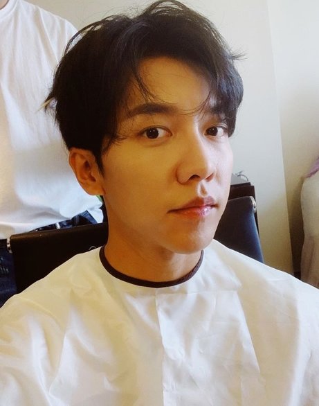 Lee Seung-gi posted a picture on his SNS on the 12th with the phrase #philippines in preparation.Lee Seung-gi, who is in the public photo, finds a shop to prepare hair and makeup. A clear eye and a warm visual catch the eye.Lee Seung-gi will hold an Asian fan meeting in Bangkok on October 19, Singapore on October 26, and Kuala Lumpur on November 30, starting with Manila in the Philippines on the 12th.On the other hand, Lee Seung-gi plays the role of Cha Dal-gun in SBS gilt drama Bae Gabond and is in close contact with Suzie.He will also appear in Season 2.