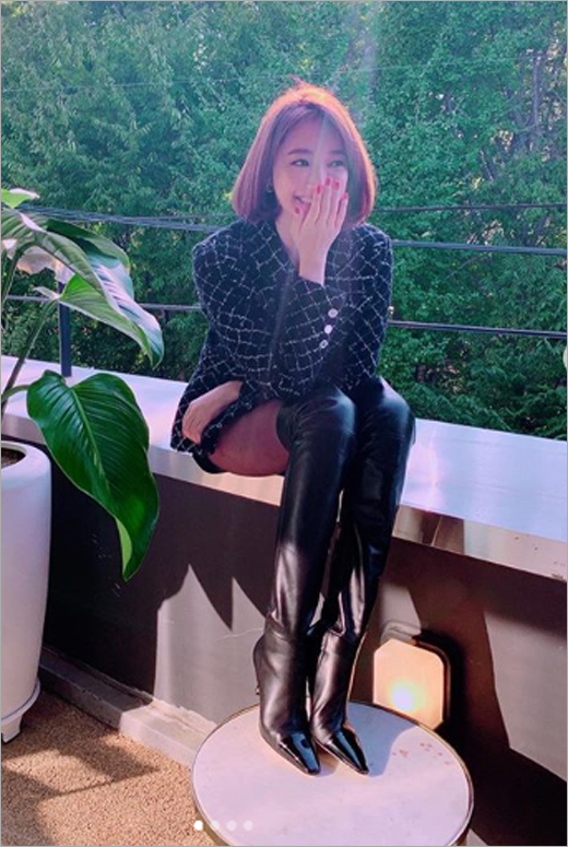 Actor Go Joon-hee showed off her mannequin-like figureGo Joon-hee posted several photos on her Instagram on Wednesday.In the open photo, Go Joon-hee showed a mannequin-like figure with a leggy look wearing a long boots covering his knees in leather hot pants.