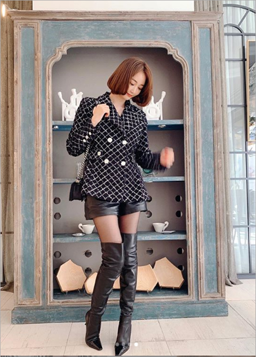 Actor Go Joon-hee showed off her mannequin-like figureGo Joon-hee posted several photos on her Instagram on Wednesday.In the open photo, Go Joon-hee showed a mannequin-like figure with a leggy look wearing a long boots covering his knees in leather hot pants.
