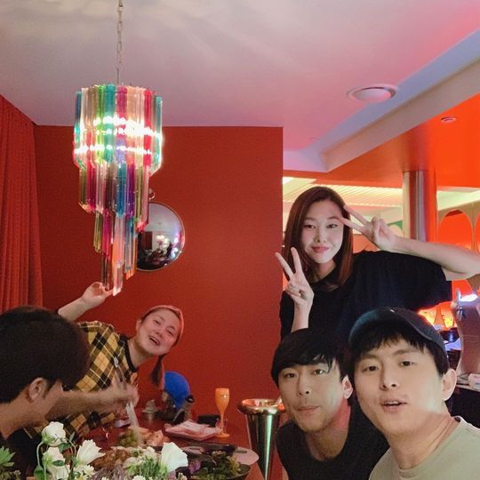The I Live Alone performers gathered in Naraba to celebrate the upcoming birthday of Park Na-rae.On October 12, Park Na-rae posted a picture on his instagram with an article entitled #I Live Alone # Naraba # Meeting # Live Family # # Family # # # # # # # # # # Dr. # Love # Please stop eating when you take pictures of Sung Hoon brother today... Please...I will wear your birthday present only when you sleep. I did.The photos released included the houses of Park Na-rae, Ishian, Sung Hoon, Gian 84 and Han Hye-jin gathered in the so-called Naraba.Lee Ha-na