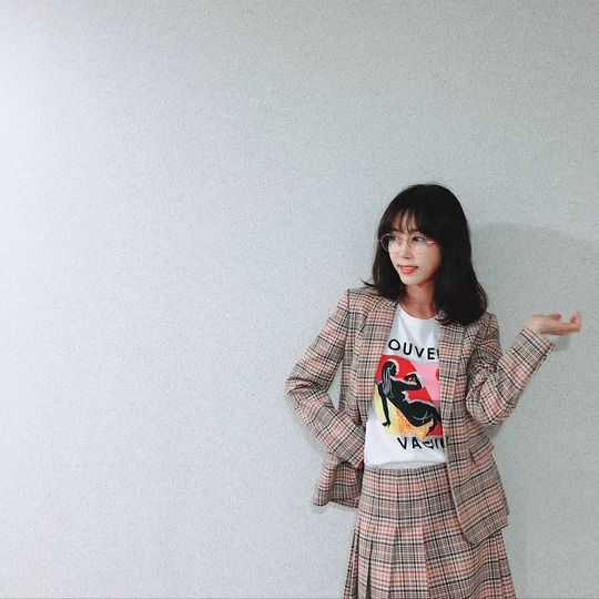 Kang Ye-won has revealed the latest situation.Kang Ye-won released two photos of herself posing on her Instagram on October 13.A large glass that covers half of the face in the picture attracts Eye-catching.pear hyo-ju