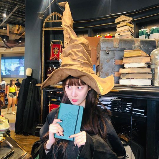 Seohyun turns into a cute Kim Jin-gyun witchSeohyun, a girl from Girls Generation, attracted attention by revealing a picture of her magic hat and magic school Hogwarts uniform in her Instagram series on October 13th.The figure of Seohyun, who is making a cute face, reminds me of Kim Jin-gyun witch.pear hyo-ju