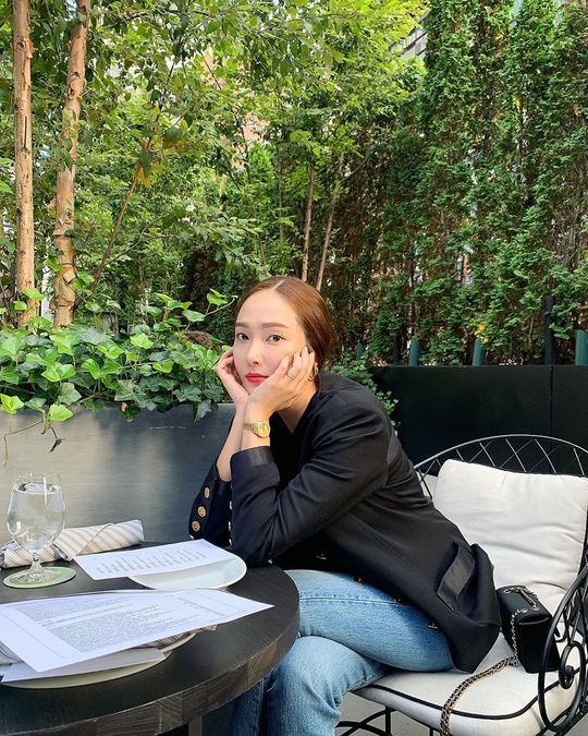 Jessica has revealed her current status.Jessica, from Girls Generation, released several photos of her daily life on October 13th with her Good Weekend on her Instagram.From natural pose to bread burst, it is full of colorful charms.pear hyo-ju