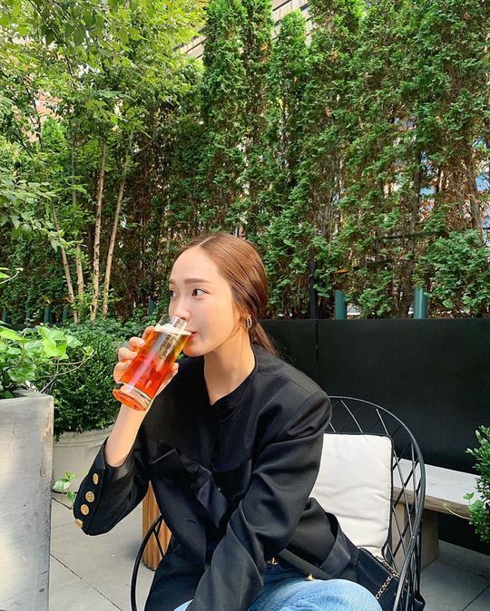 Jessica has revealed her current status.Jessica, from Girls Generation, released several photos of her daily life on October 13th with her Good Weekend on her Instagram.From natural pose to bread burst, it is full of colorful charms.pear hyo-ju